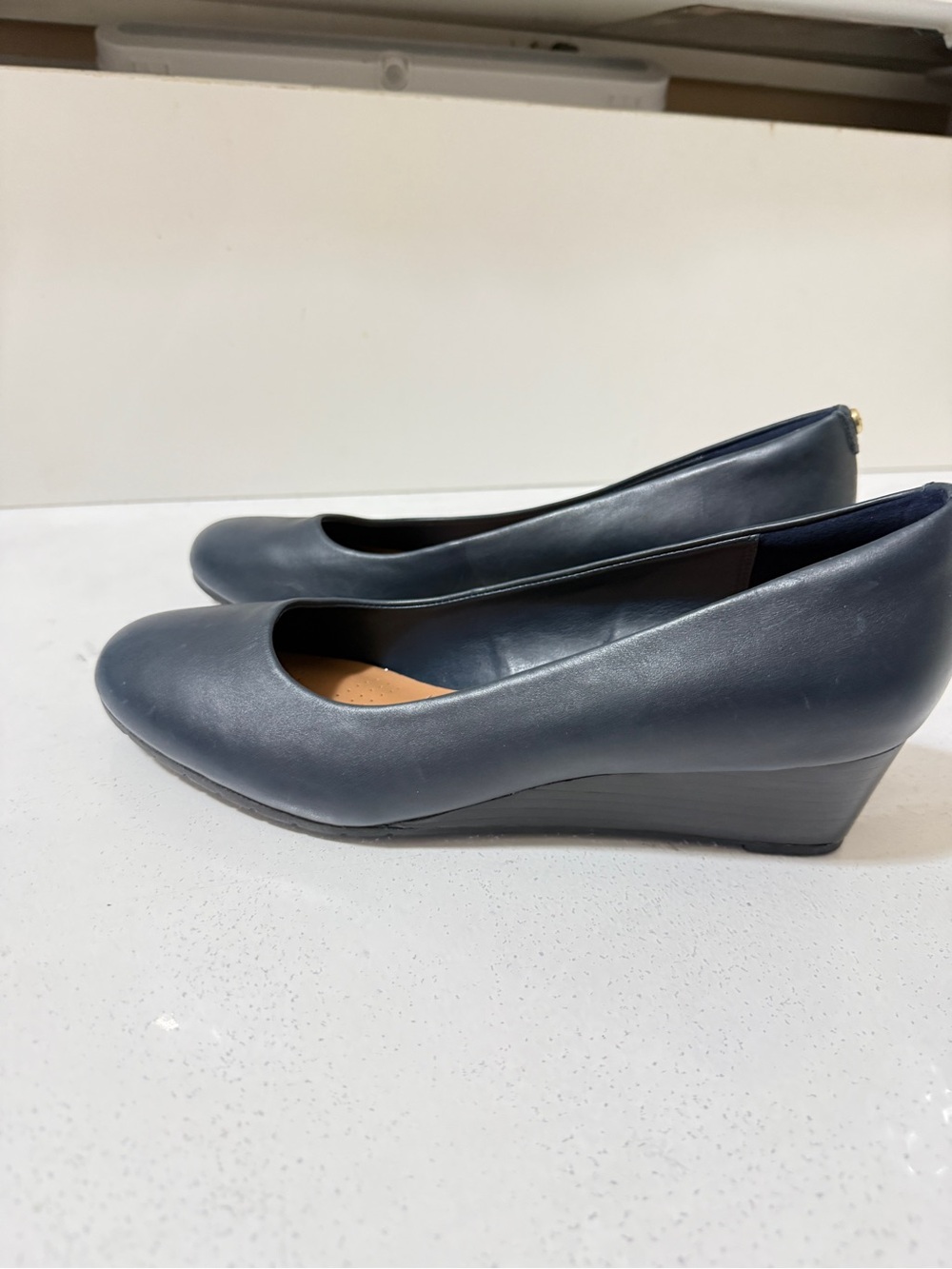 Leather pumps, Clarks Artisan Women's Navy Wedge Pumps new never worn - Picture 3 of 14